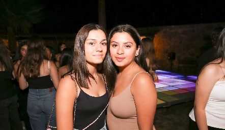  Ana Paula Ávalos y Daniela Román.