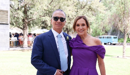  Ricardo Balbontín y Mónica Dorador, papás de la novia.