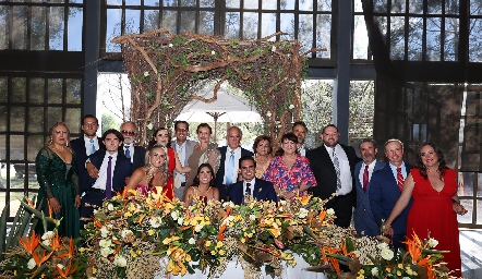  Los novios con la familia Contreras.