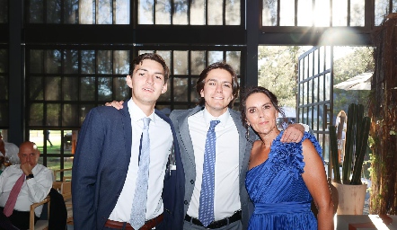  Sandra Correa con sus hijos Víctor y Mauricio Lomelí.