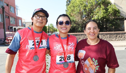  Silvio, Ivette y Érika Delgado.