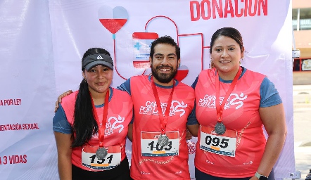  Paulina Carrizales, Hugo González y Lorieli Álvarez.