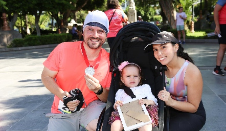  Juan Autrique y Paola Córdova con su hija Cayetana.
