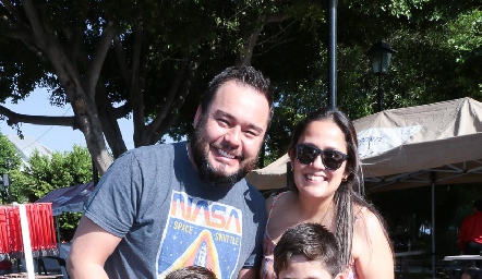  Carlos López, Valeria Murillo, Santiago y David López.