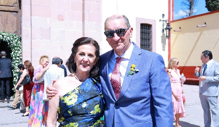  Teresa Arzuaga de Scott y Samuel Scott papás del novio.