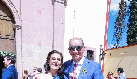  Teresa Arzuaga de Scott y Samuel Scott papás del novio.