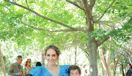 Flor Rosillo con sus hijos María, Carlos e Inés Mier.