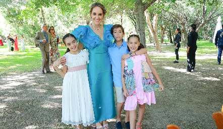  Flor Rosillo, con sus hijos María, Carlos e Inés Mier.
