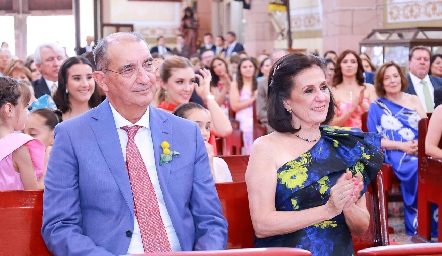  Samuel Scott y Tere Arzuaga de Scott, papás del novio.