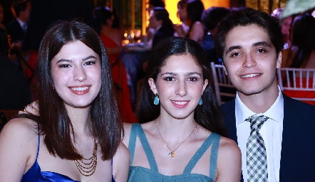  Nicole Compeán, Ana Cris Almazán y Alejandro Tacea.