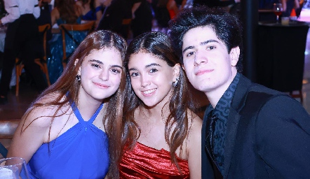  Sofía Gama, Regina y Alejandro Ramírez.