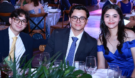  Alejandro Corral, Mauricio Portillo y Valeria Pérez.