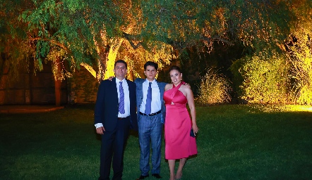  Héctor Villafuerte, Daniel Villafuerte y Rosa Isela Vega.