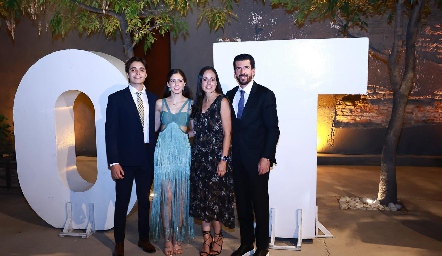  Alejandro Tacea, Ana Cris Almazán, Cristina Vallejo y Juan Paulo Almazán.