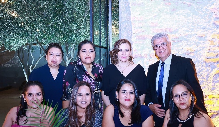  Lupita Martínez, Nayeli Barragán, Minerva Franco, Francisco Magaña, Carla Palomo, Paty Rosales, Marcela Gutiérrez y Vianey, directivos de la institución.