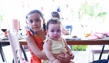 María Pía con su prima Jimena.