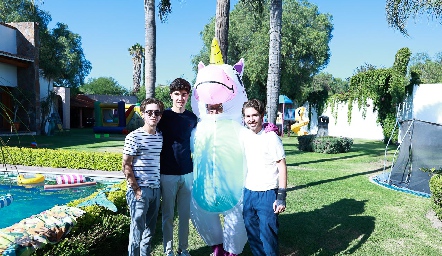  Humberto Abaroa López con sus hijos Juan Pablo, José María y Humberto.