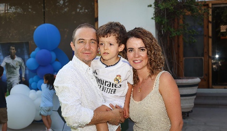  Carlos Velázquez y Anna Lorca con su hijo Diego.