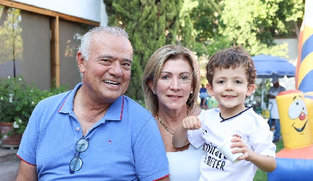  Manolo y Anna Lorca con si nieto Diego.