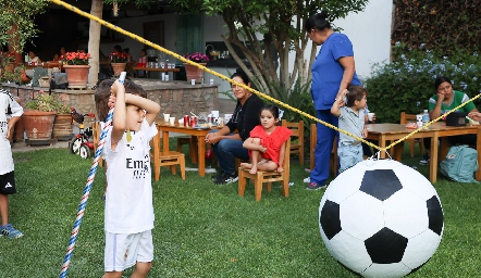  Rompiendo la piñata.