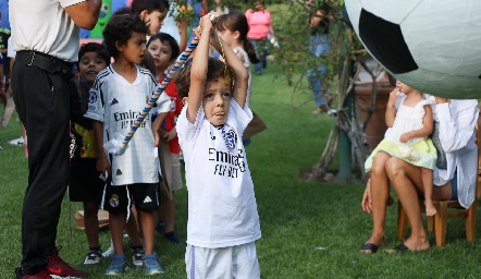 Rompiendo la piñata.