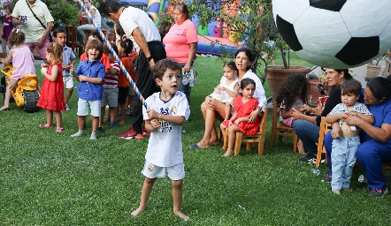  Rompiendo la piñata.