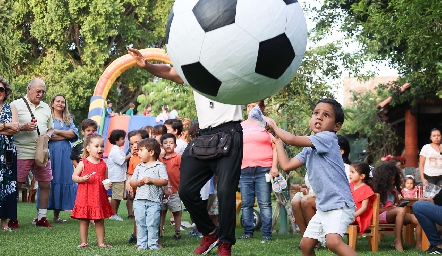  Rompiendo la piñata.