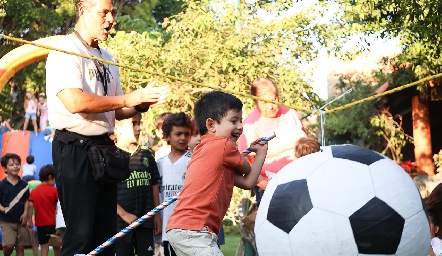  Rompiendo la piñata.