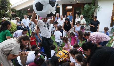 Rompiendo la piñata.