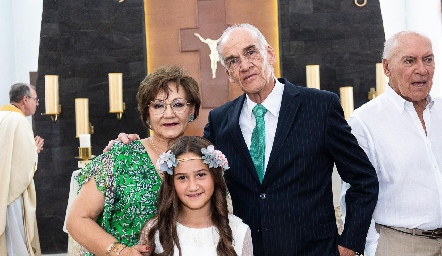  Nohemí de Salas y Gerardo Salas con su nieta Arantza.