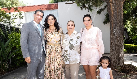  Estela Acebo con sus hijos Amadeo, Estela y Montse.