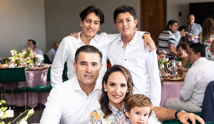  Blanca Salas, Víctor Dávila y José María con Gerardo y Adrián.