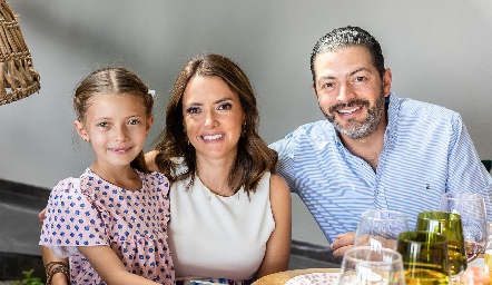  Julia, Adriana Medina y Fernando Toranzo.