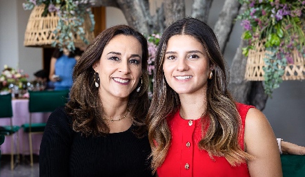  Pilar Martínez y Nohemí Salas.