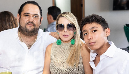   Luis Miguel Rojo y Evelyn Dorantes con su hijo Valentino.