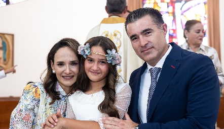  Arantza con sus padrinos Blanca Salas y Víctor Dávila.