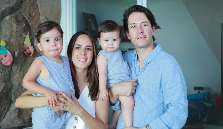  Claudia Antunes y Mauricio Dibildox con sus hijos  Luca y Carlo.