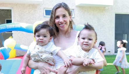  Melisa Compeán con sus hijos Mariano y Roberto Berrones.