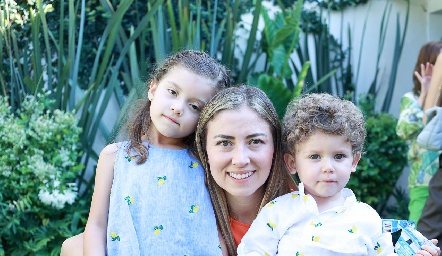  Elizabeth Treviño con Paula y Andrés.