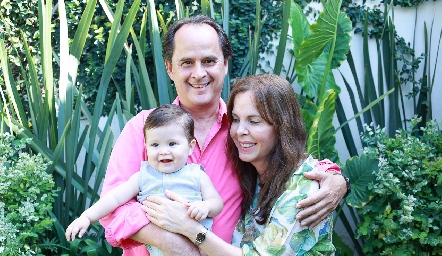  Raúl Antunes y Claudia Castro con su nieto Carlo Dibildox.