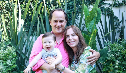  Raúl Antunes y Claudia Castro con su nieto Carlo Dibildox.