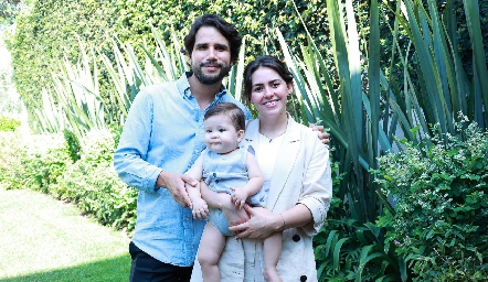  Rodrigo Mercado y Victoria Álvarez con Carlo Dibildox.