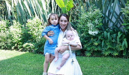  Marijó Ascanio con sus hijos María Inés y José Julián González.