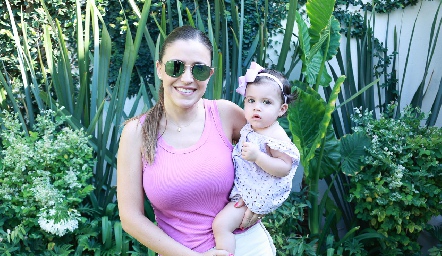 María José Hernández con su hija Alenca Chevaile.