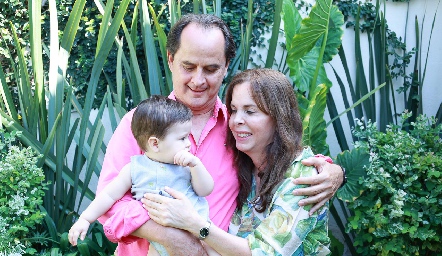  Raúl Antunes y Claudia Castro con su nieto Carlo Dibildox.