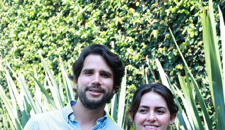  Rodrigo Mercado y Victoria Álvarez con Carlo Dibildox.