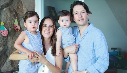  Claudia Antunes y Mauricio Dibildox con sus hijos  Luca y Carlo.