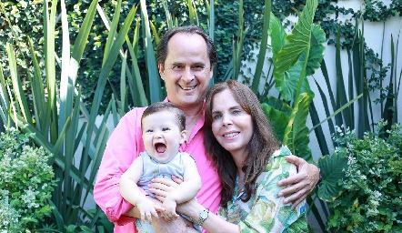  Raúl Antunes y Claudia Castro con su nieto Carlo Dibildox.
