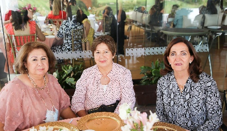  María de Jesús, Gloria y Mónica Alcalde.