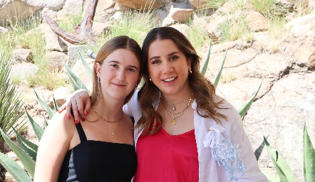  Isabella Hernández y Mónica Torres.